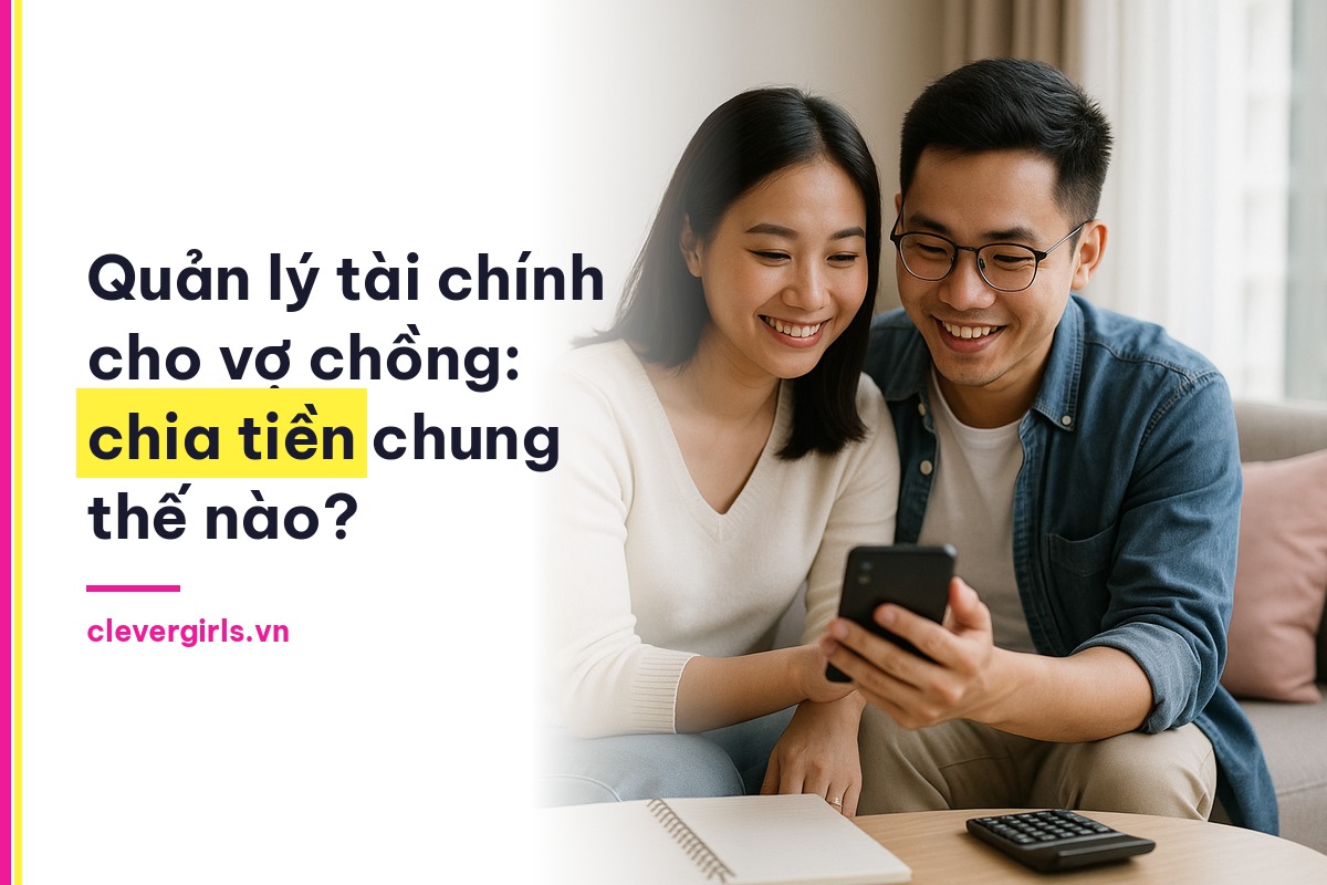 Vợ chồng cùng xem điện thoại lên kế hoạch chi tiêu chung